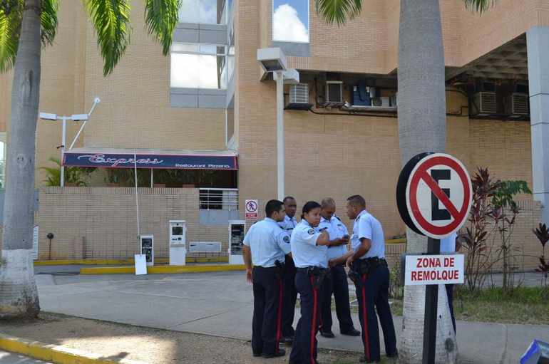 Delincuentes robaron el Banesco de Charallave (Fotos)