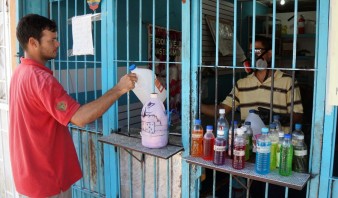 Compradores se quejan del “tour” diario para conseguir detergentes