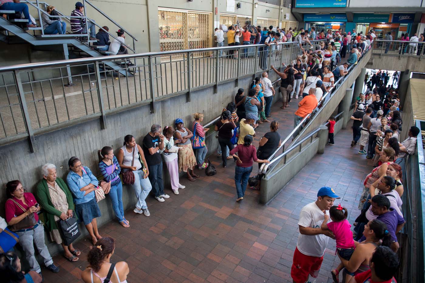 El hampa hace su agosto en las colas