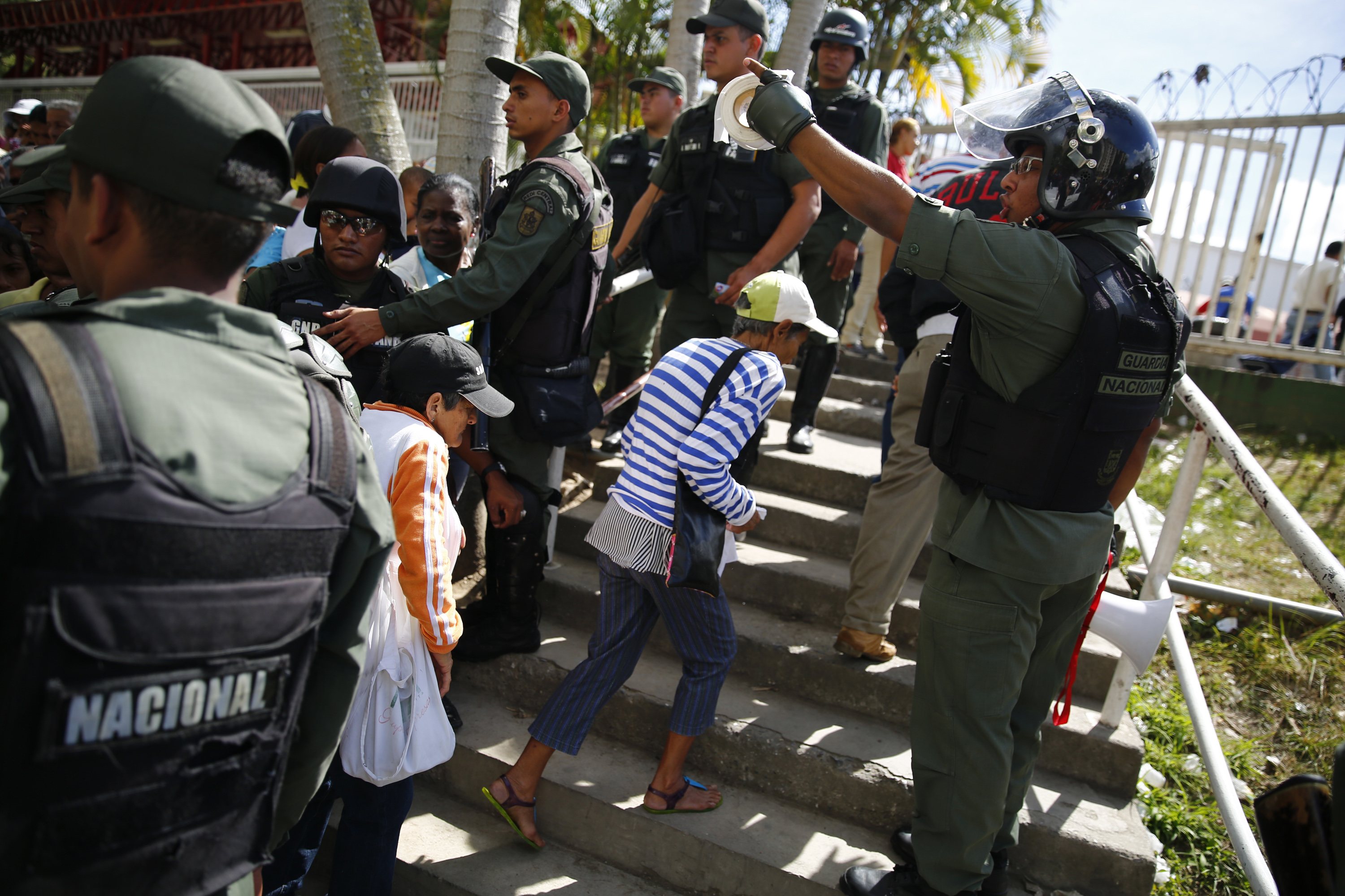 Exigen al Gobierno resolver la pugna que enfrentan los venezolanos por comida