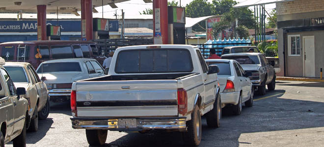 Desplazamiento de “bachaqueros” aviva las colas por combustible