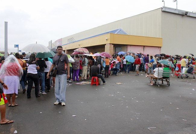 Escasez se acentúa en supermercados de Caroní