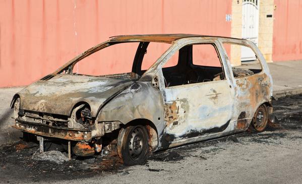 Franceses celebran el Año Nuevo incendiando 940 vehículos (Video)