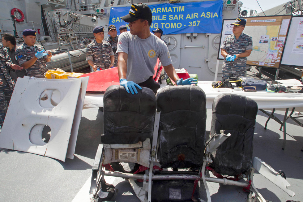 Aún no aparecen las cajas negras del avión de AirAsia