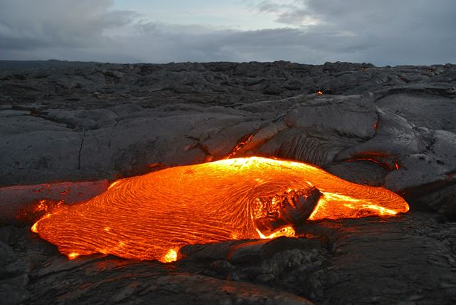 ¿Por qué la lava es de color naranja?