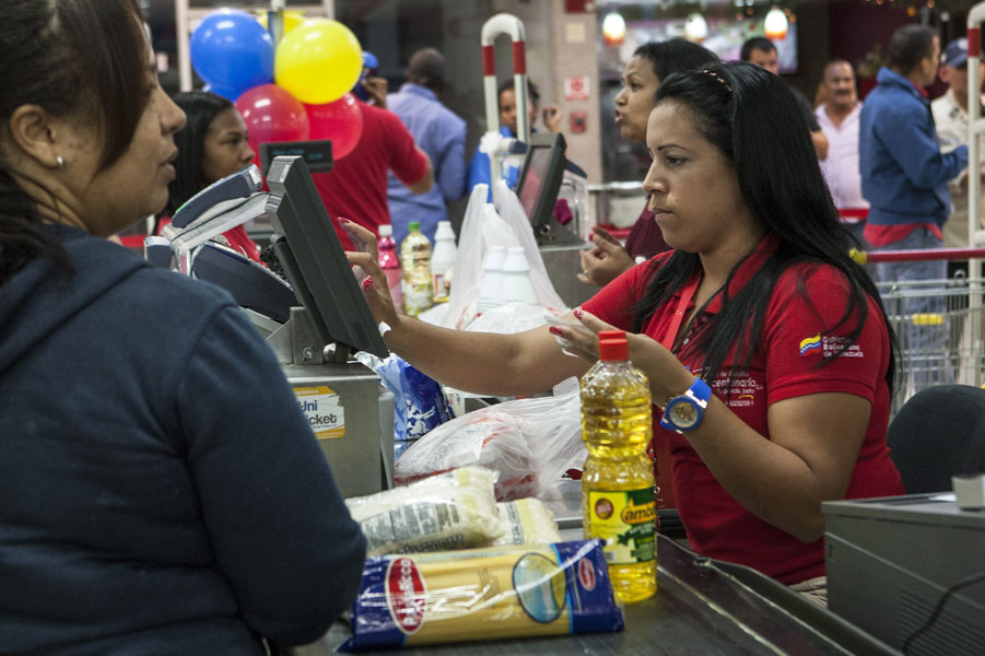 Una familia requiere ochos salarios mínimos para adquirir la cesta alimentaria