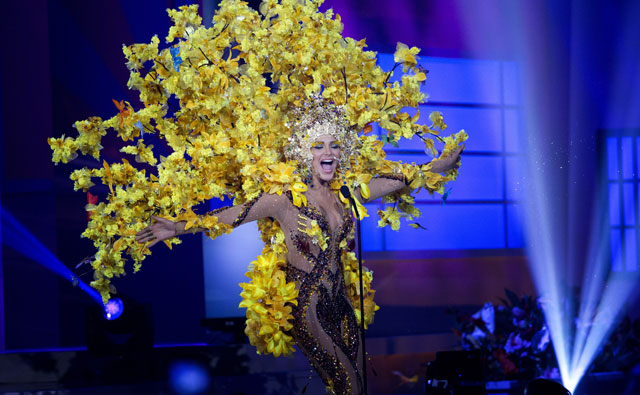 Migbelis Castellanos ovacionada en desfile preliminar de Miss Universo