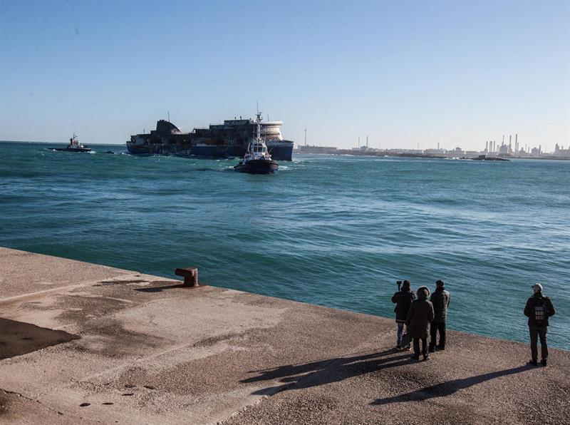 Comienzan investigaciones en ferry incendiado tras llegar remolcado a Italia