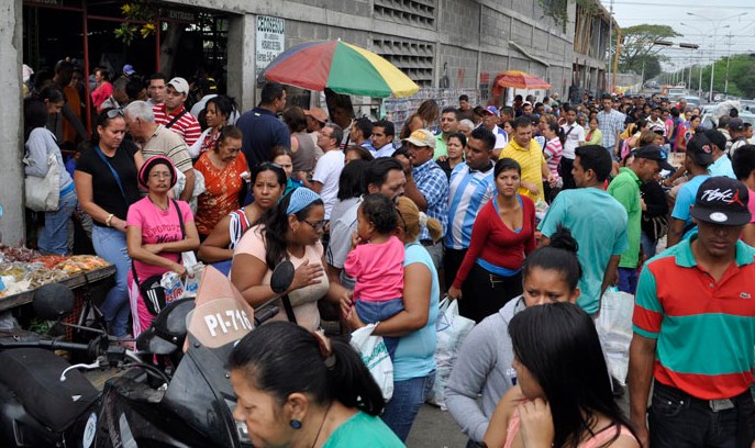 Angustia entre amas de casa: Ya estamos cansadas de hacer tantas colas