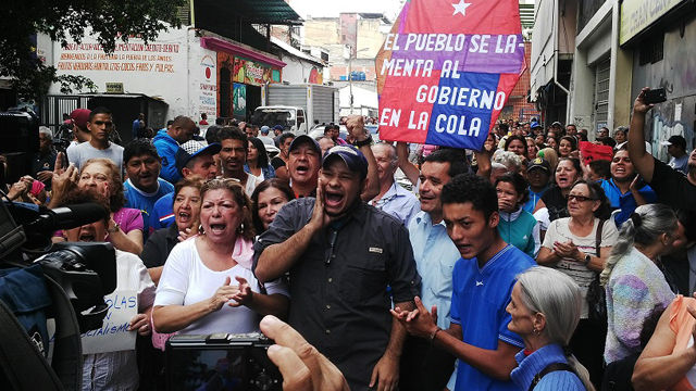 La Candelaria salió a protestar, vecinos están hartos de las colas (Fotos)