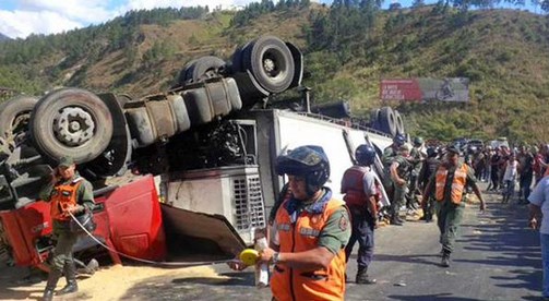 Volcamiento de gandola en la bajada de Tazón genera fuerte tránsito