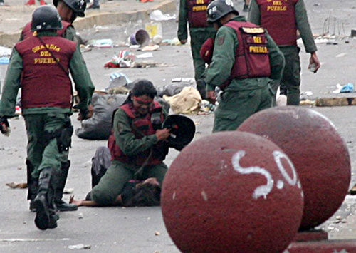 Foro Penal exige detención de la Guardia del Pueblo que golpeó a Marvinia Jiménez