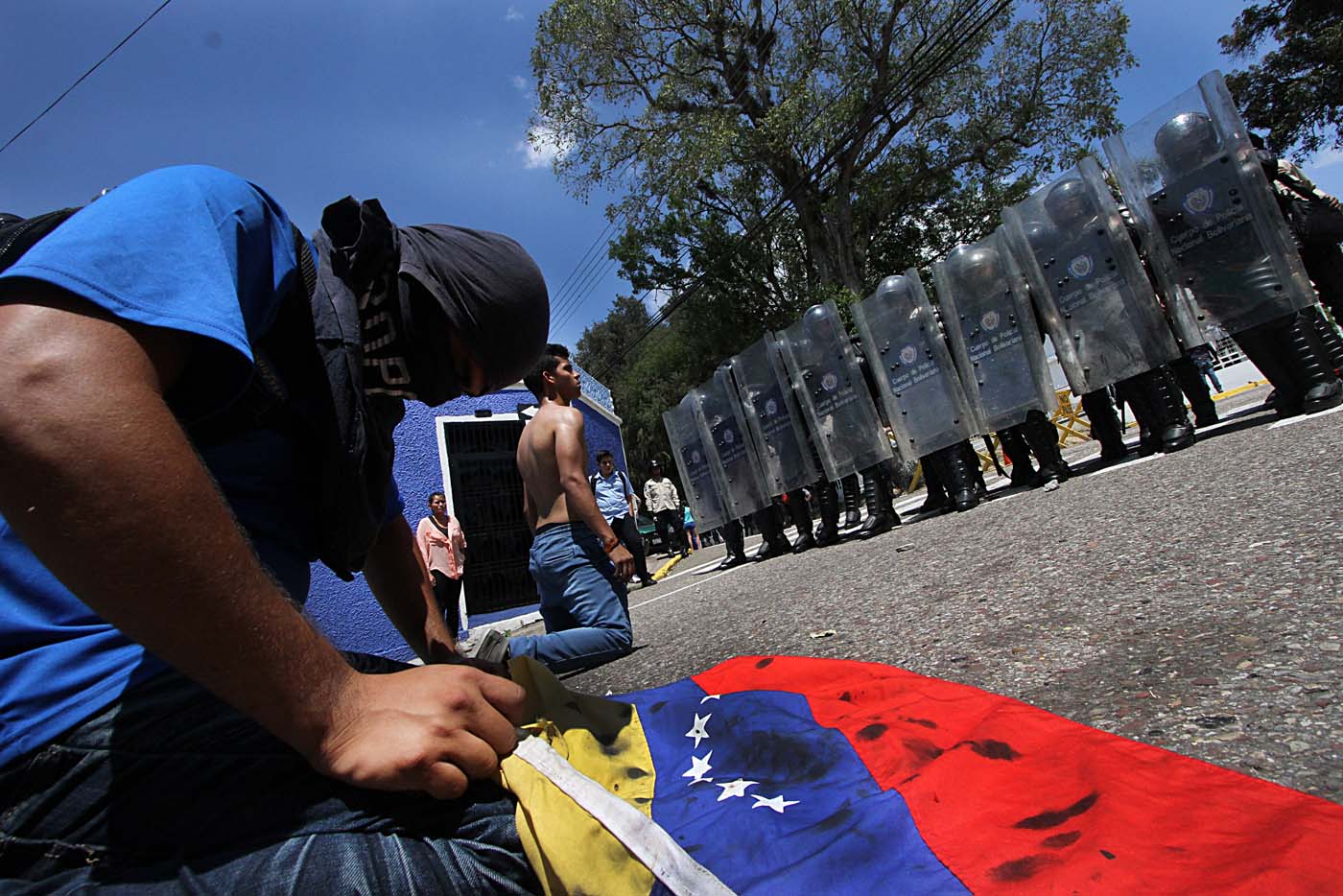 Estudiantes recogen firmas contra uso de armas en las manifestaciones