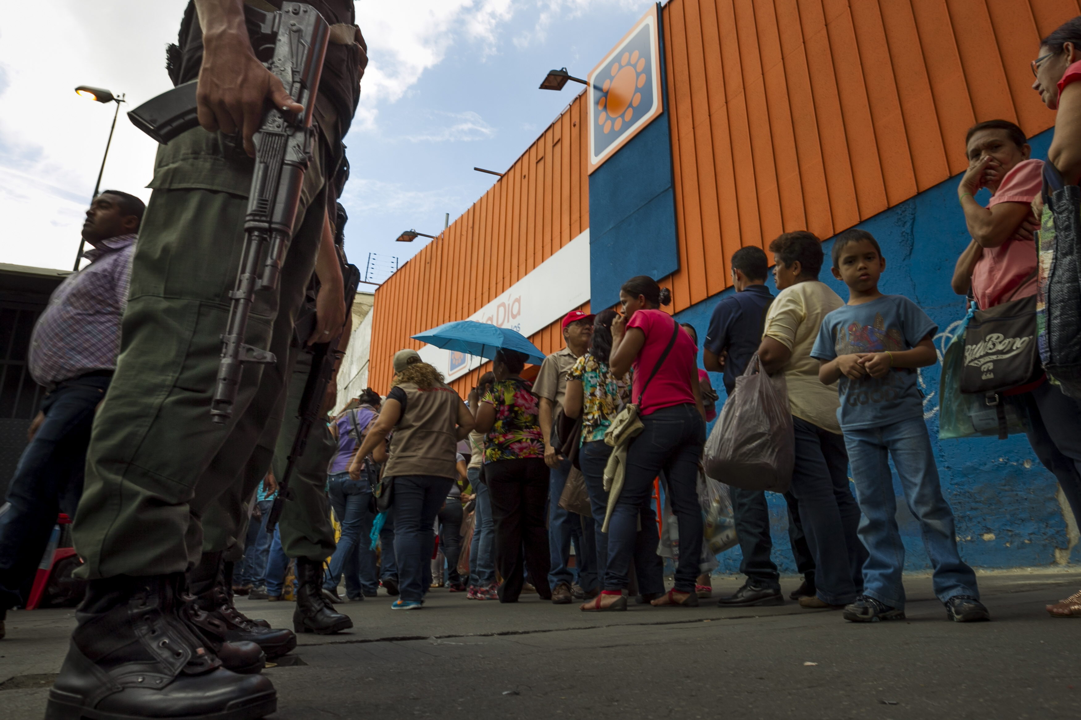 Consumidores visitan cuatro comercios a la semana para comprar alimentos