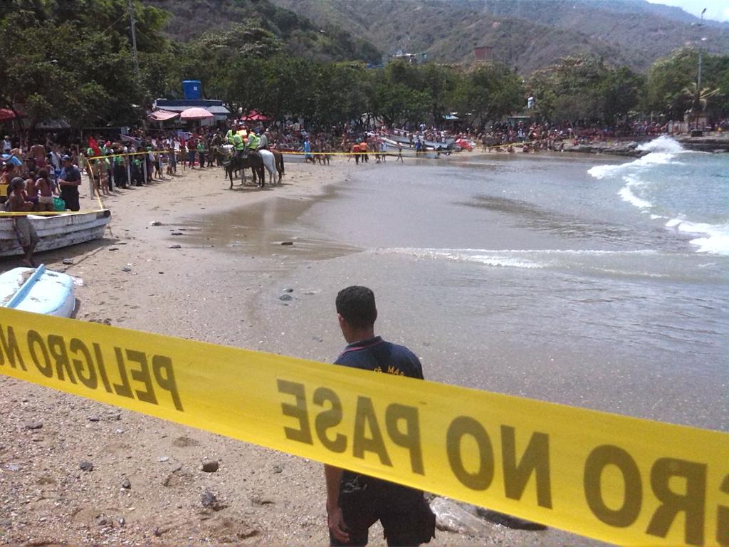 Cerrada playa en Macuto por marea alta este #15F (Foto)