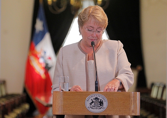 Popularidad de Michelle Bachelet toca su punto más bajo