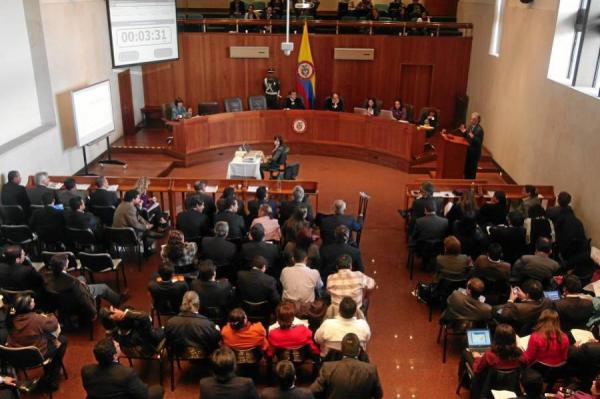 Colombia condiciona adopción de niños para parejas homosexuales