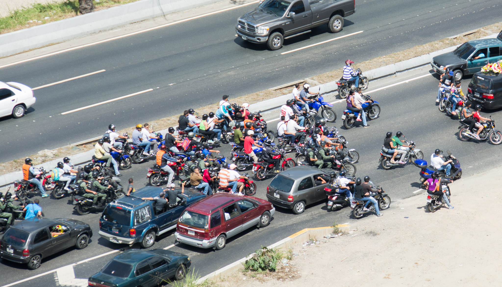 En fotos la GNB custodia cortejo fúnebre en el puente 9 de Diciembre