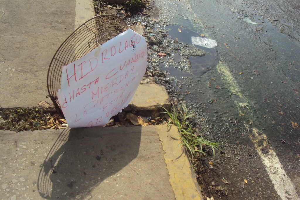 Bote de aguas negras inunda alrededores del Monumento a la Virgen de Chiquinquirá (Fotos)