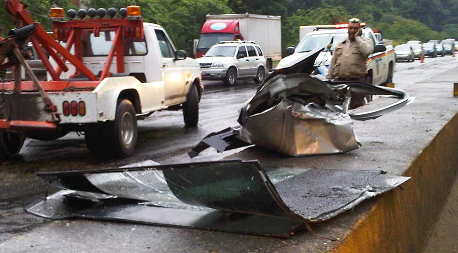 Dos muertos al volcar vehículo en la GMA