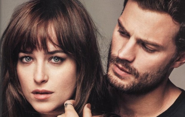 ¡Simplemente BELLA! Dakota Johnson con su escote en el estreno de 50 Sombras (Foto)