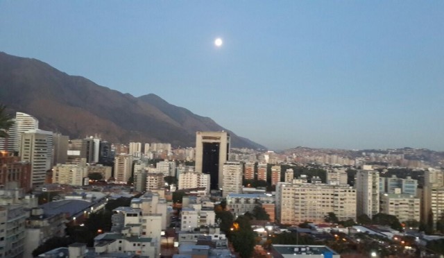 Atardecer caraqueño con la luna de febrero (foto)