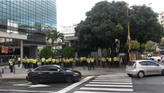 Funcionarios de la PNB frente a la Torre Credicard en Chacaíto (Foto)