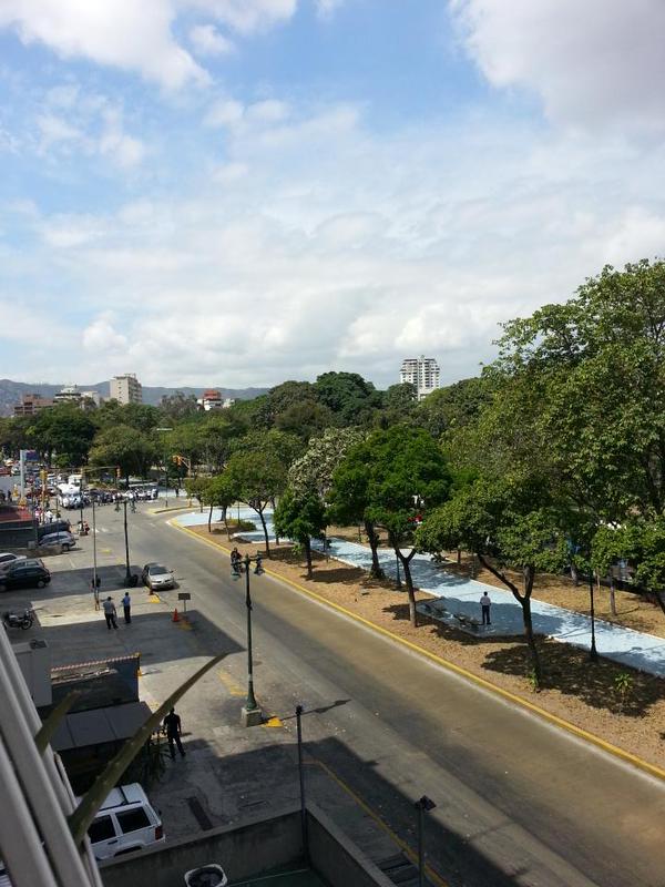 Trabajadores HCU trancan la Av. Los Ilustres (Foto)