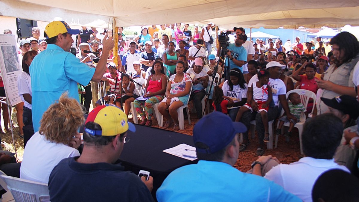 Capriles inspeccionó reparación en escuela de Barlovento