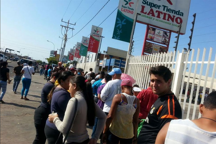 Largas colas en supermercados de Maracaibo este lunes de Carnaval