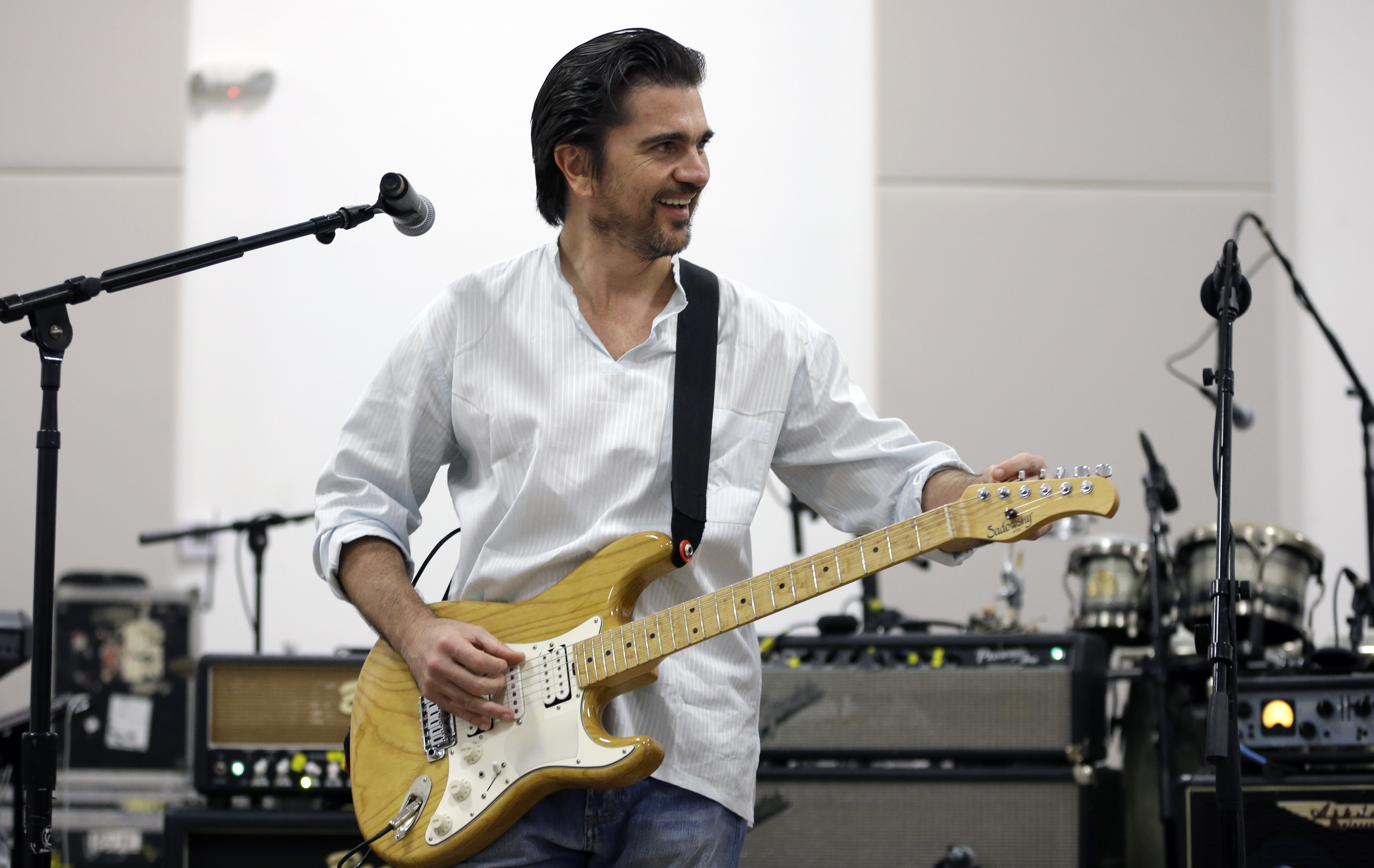 El cantante Juanes, indignado con Maduro