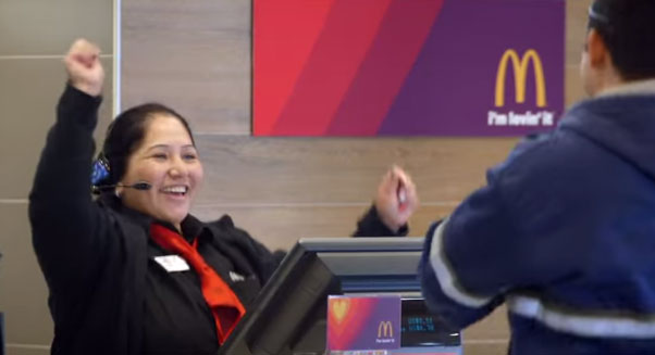 Periodista inglés probó la yuca de McDonald’s: Sabe a cartón con sal (Video)