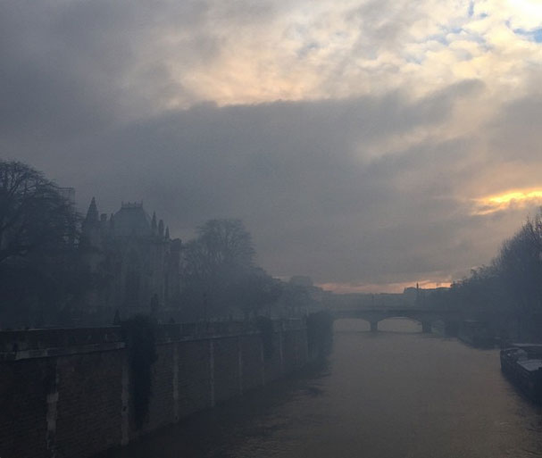 Incendio en un edificio junto a Notre Dame de París