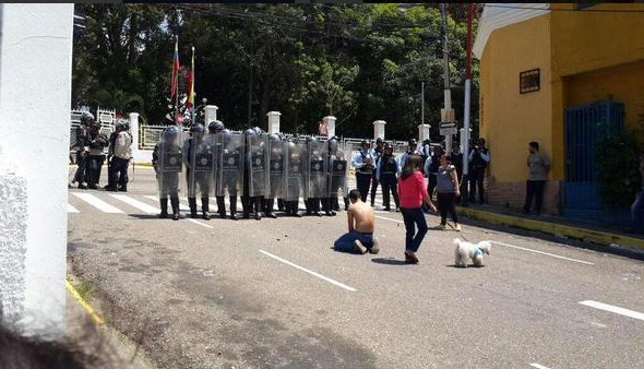 EN VIDEO: Momento en que huye el supuesto asesino de liceísta en Táchira (Imágenes fuertes)