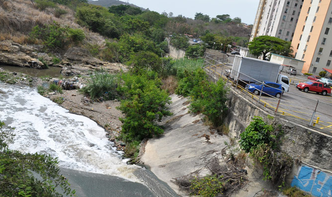 Rescatan a mujer que intentaba lanzarse de puente Guardagallo