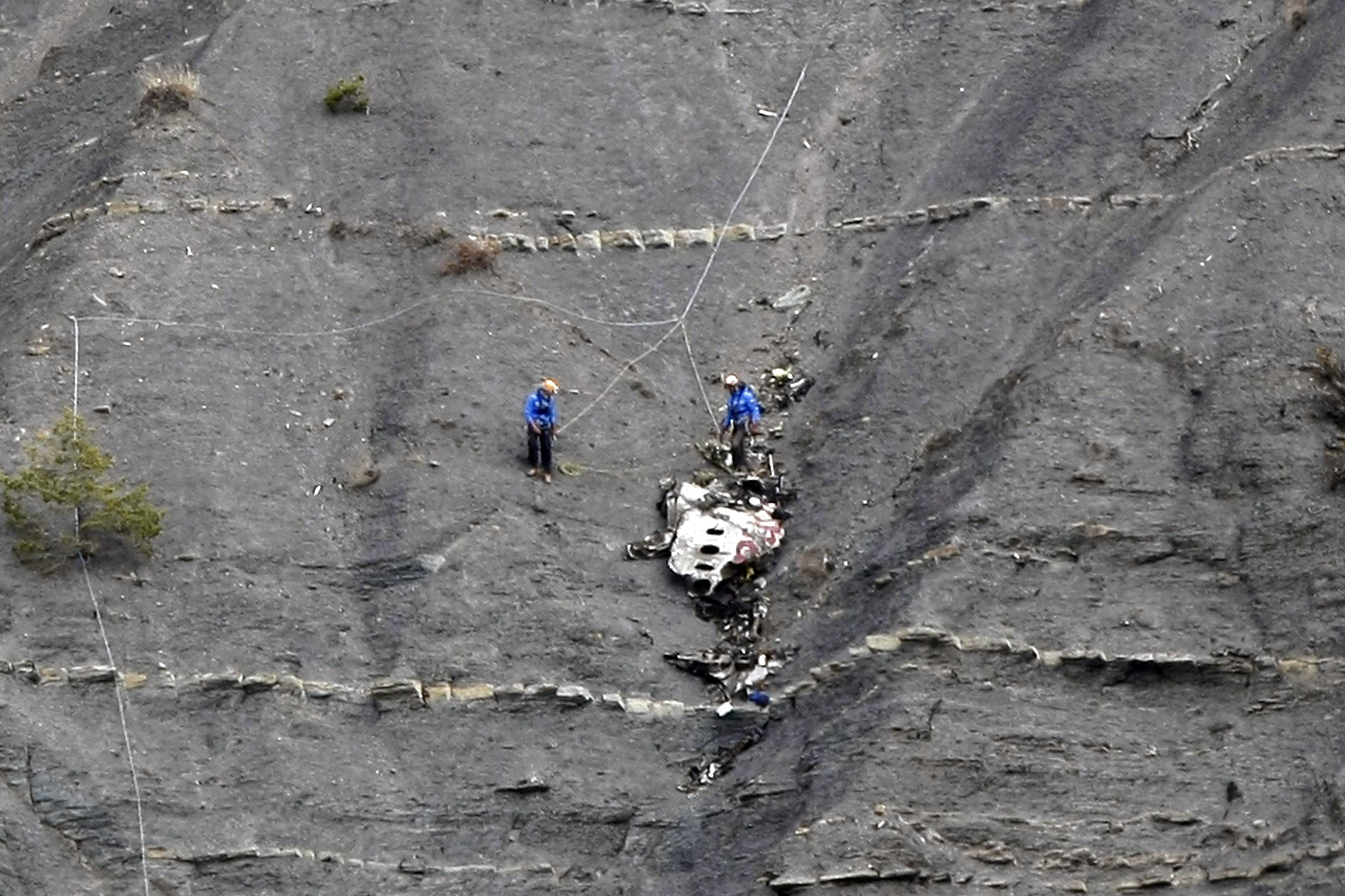 El primer rescate de restos humanos del A320 terminará al final de esta semana