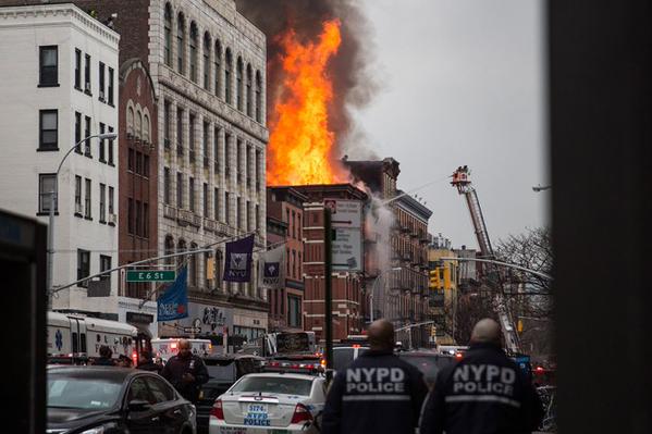 Encuentran dos cadáveres en el lugar de la explosión de edificio en Nueva York