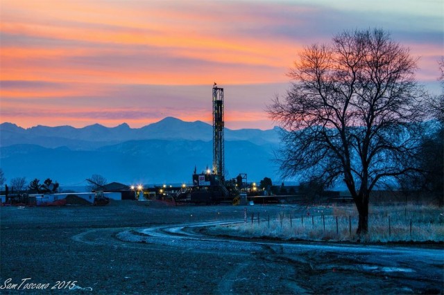 Espectacular atardecer en un pozo petrolero (foto)