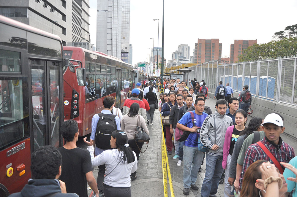 Largas colas y caos vial en Zona Rental (Fotos)