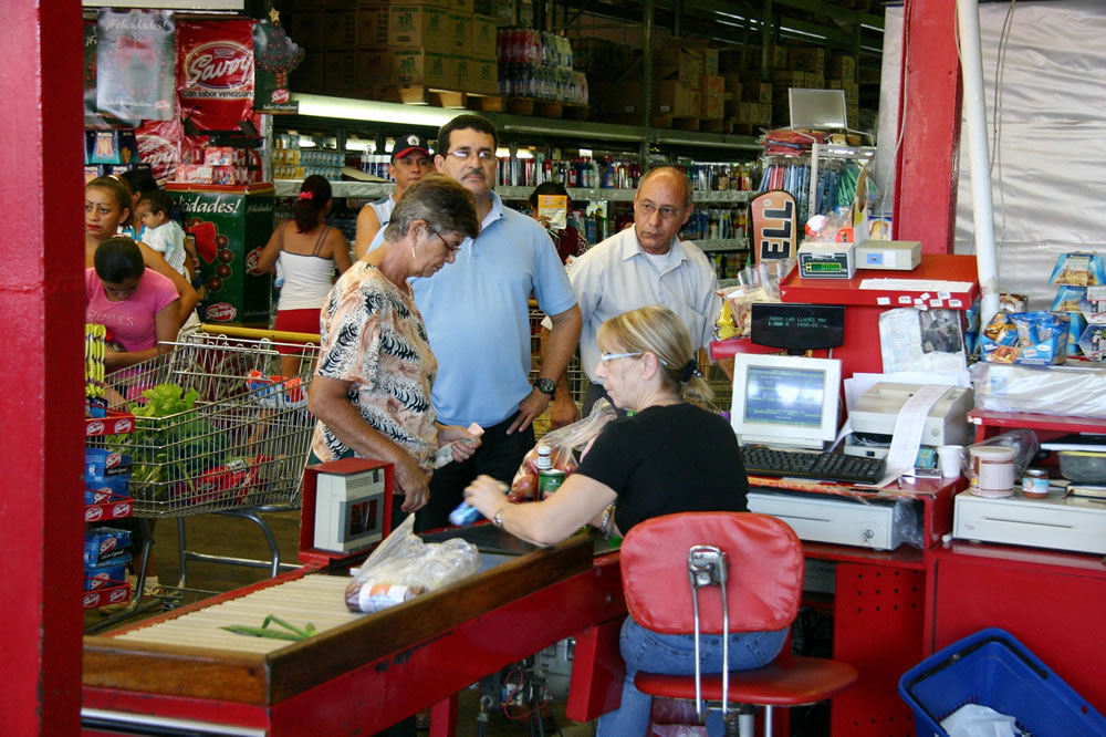 Ni con dos trabajos se cubren gastos de la canasta alimentaria