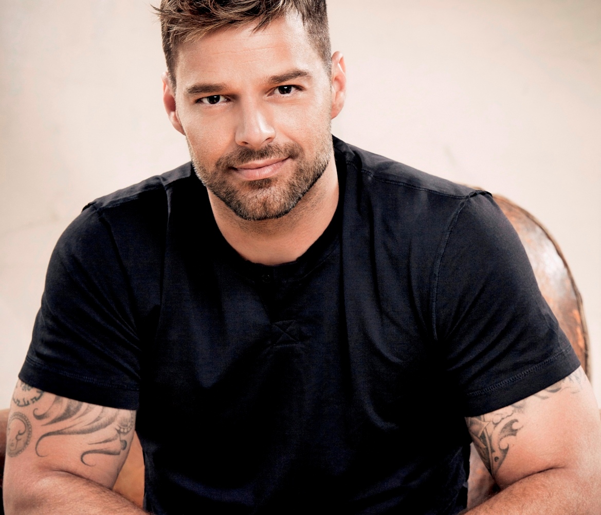 Ricky Martin “se confiesa” en su nuevo video “Disparo Al Corazón”