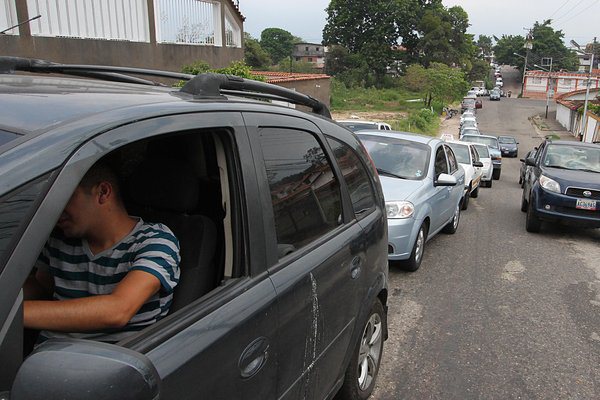 Cada vez son más largas las colas en las estaciones de servicio en San Cristóbal