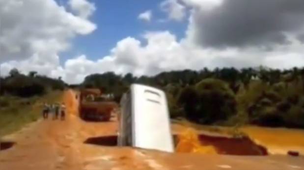 Un autobús fue tragado por la tierra y arrastrado por el río (Video)