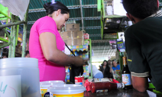 Trabajadores exigen aumento del bono alimentación