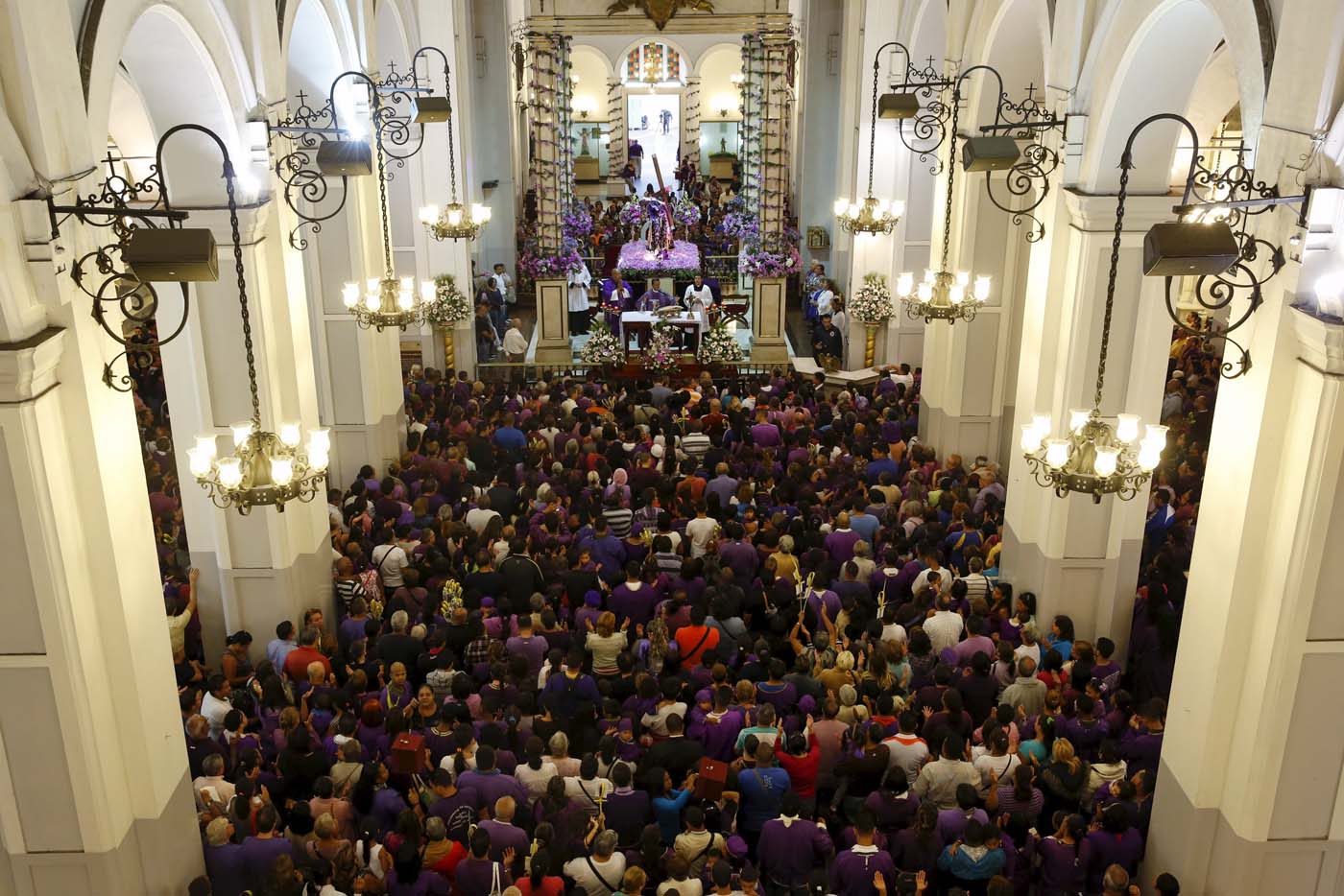 Funcionarios de Protección Civil atienden a visitantes de la Basílica Santa Teresa