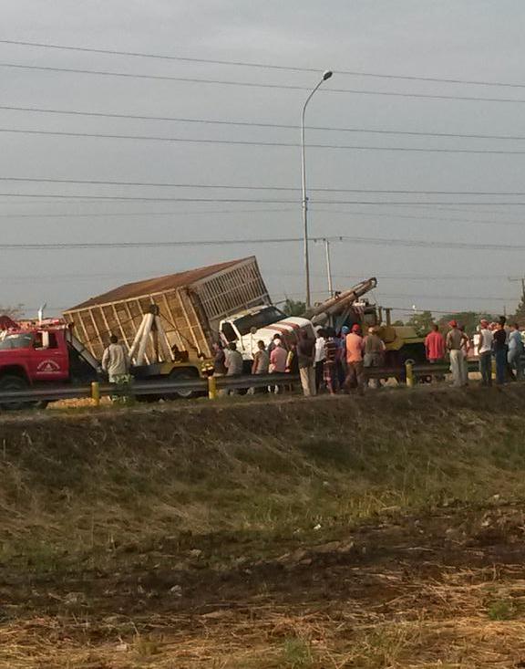 Paso cerrado en la ARC a la altura de Valencia por camión volcado (Foto)