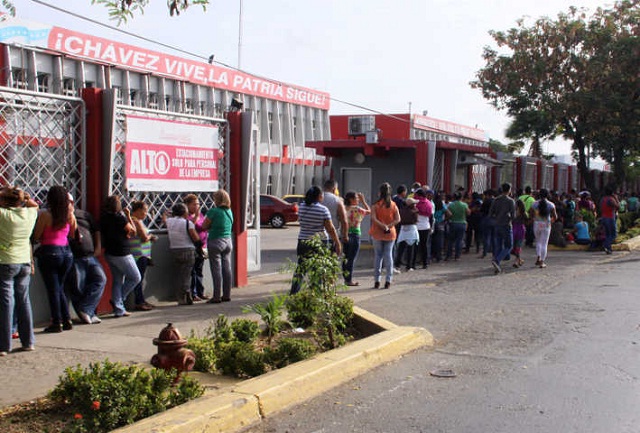 En Coro, entre colas e insultos, van por los alimentos