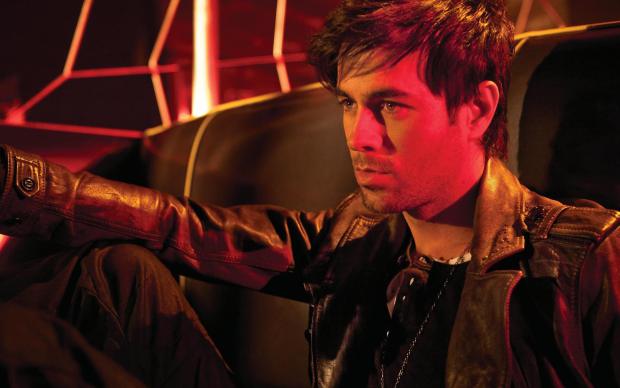 Enrique Iglesias sufrió una aparatosa caída en pleno concierto