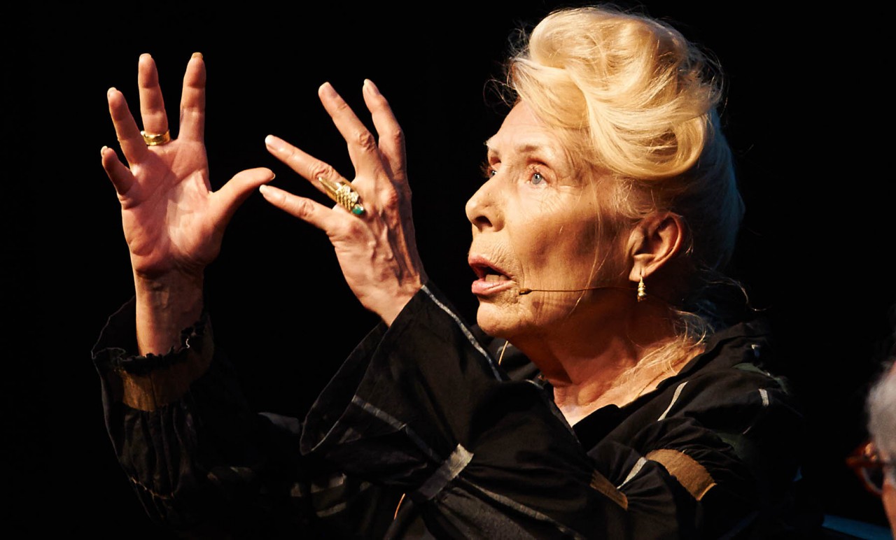 Hospitalizan a la cantante Joni Mitchell tras quedar inconsciente en su casa