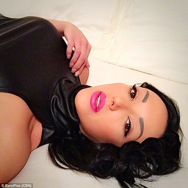 La “Kim Kardashian rumana” destaca por sus cejas “Sharpie” (incluye cuerpote)